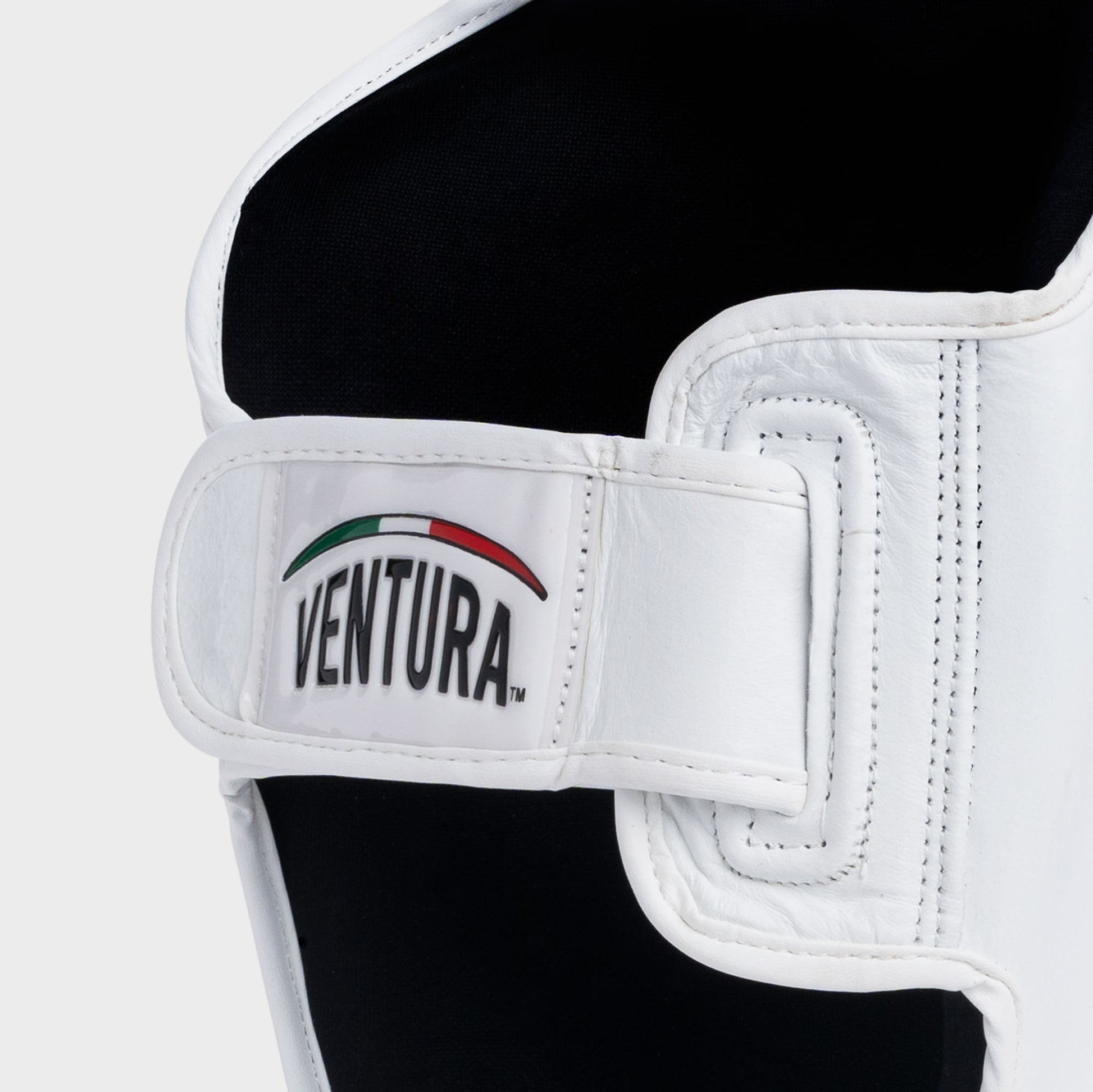 SCHIENBEINSCHONER AUS ECHTEM LEDER MUAY THAI, KICKBOXEN UND MMA - WEISS